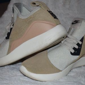 Women’s Nike shoes 9.5